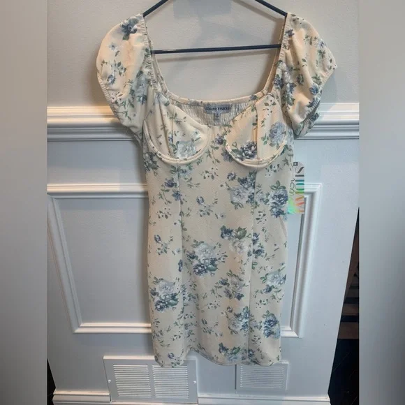 Almost Famous NWT Cream Colored
Blue Floral Short Sleeve Dress size XL - Picture 3 of 10